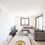 Spacious & Bright With Balcony