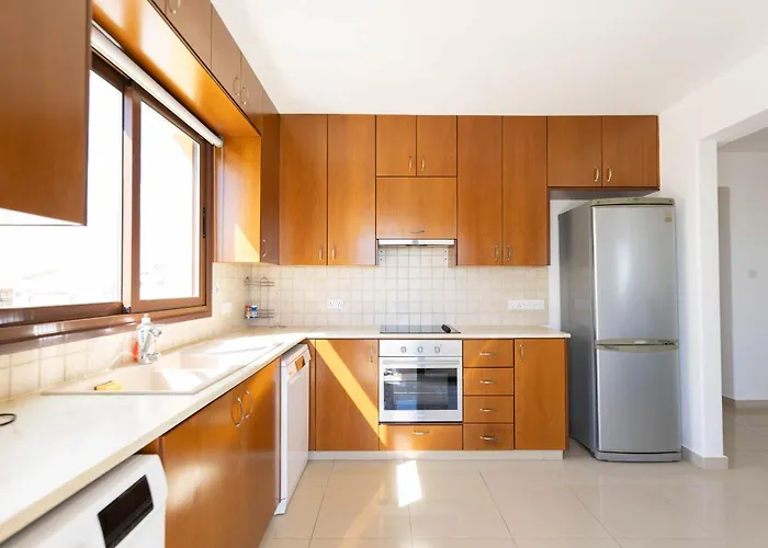 Spacious & Bright With Balcony