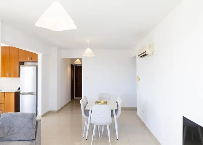 Spacious & Bright With Balcony Διαμέρισμα