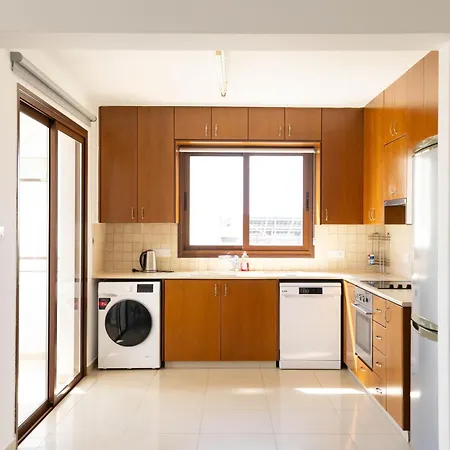 Spacious & Bright With Balcony *