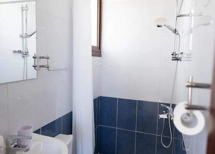 Spacious & Bright With Balcony *