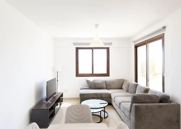 Spacious & Bright With Balcony *