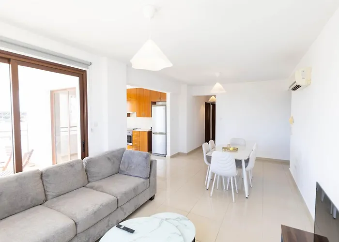 Spacious & Bright With Balcony Apartamento