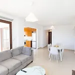Spacious & Bright With Balcony Lejlighed