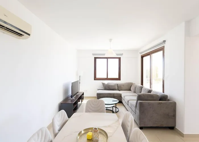 Spacious & Bright With Balcony